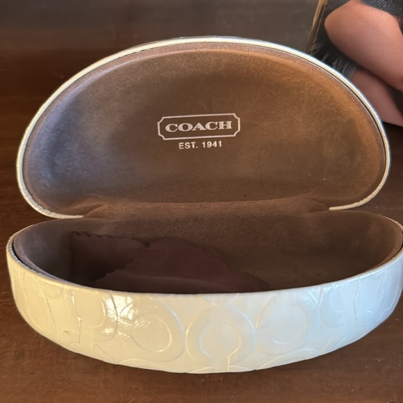 Coach Hard Clamshell Glasses Case Signature C off white sunglasses case - Picture 2 of 5